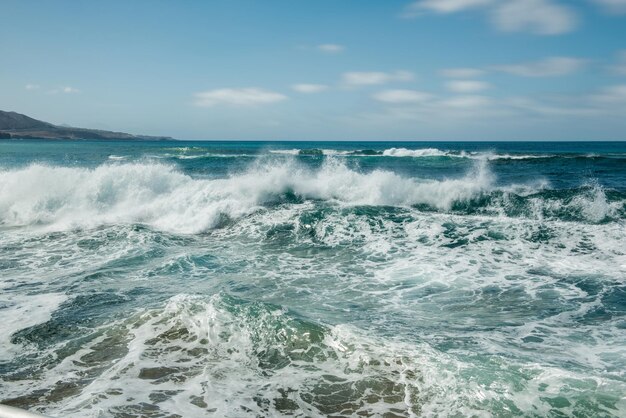 Foto mar agitado con una fuerte oleada de espuma blanca