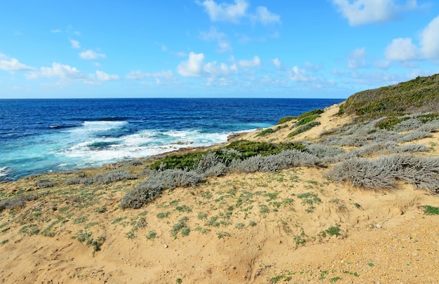 Mar agitado pela costa de Argentiera Sardenha