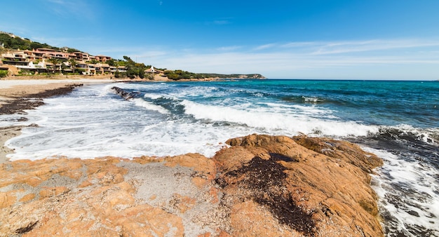 Mar agitado en la playa de Piccolo Pevero Cerdeña