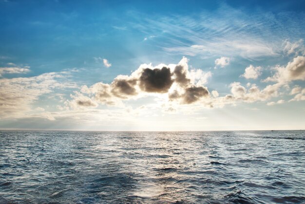 Mar con agua azul, cielo y nubes. Marina