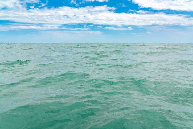 Mar con agua turquesa y cielo azul