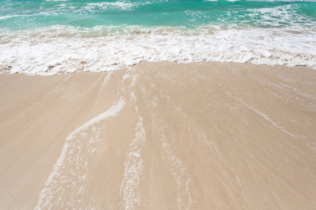 Mar, agua turquesa, surf en una playa de arena