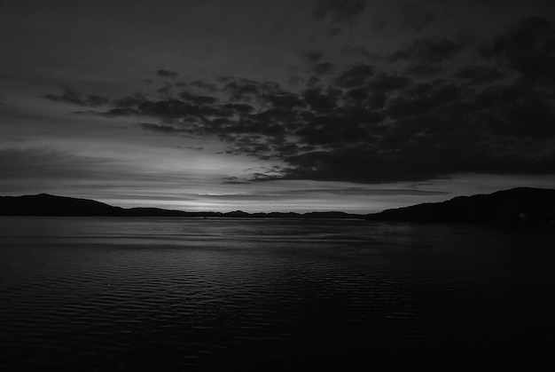 Mar al anochecer en Bergen Noruega Viajando con aventuras al hermoso paisaje marino de Noruega después del atardecer Cielo dramático sobre el amanecer del agua del mar al atardecer Belleza de la naturaleza Pasión por los viajes y vacaciones