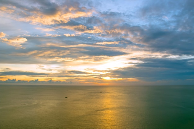 Mar al atardecer a las nubes en el cielo.