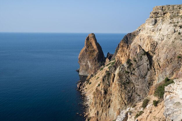 Mar de alta costa rocosa en Crimea