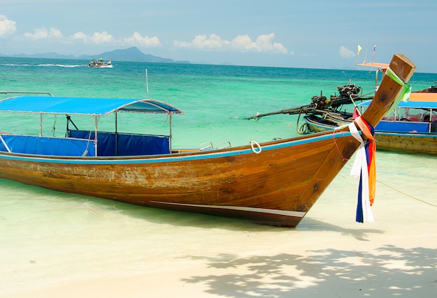 Mar de andaman y barco