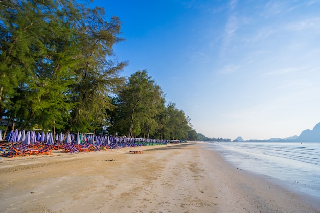 El mar en Ao Manao, mañana en el verano, Prachuap Khiri Khan, Tailandia