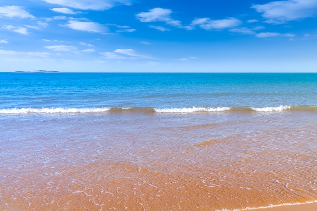 Foto el mar y la arena bajo un cielo despejado