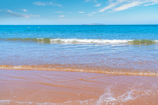 El mar y la arena bajo un cielo despejado