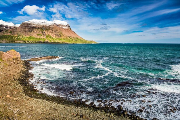 Mar ártico y costa en Islandia