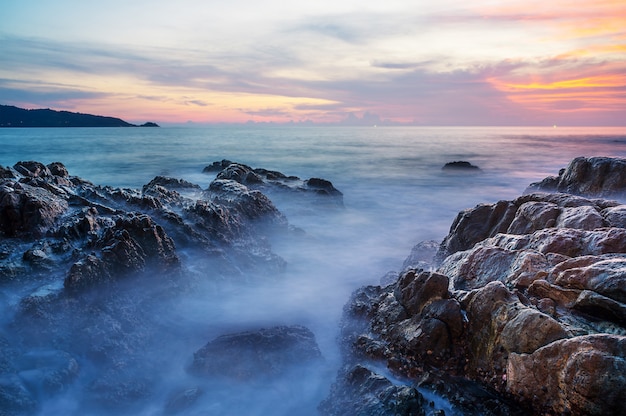 Mar atardecer o amanecer con colores de cielo y nubes en el crepúsculo