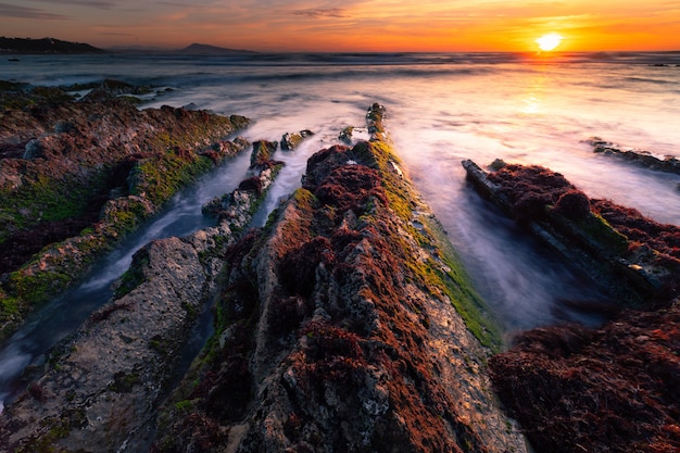 Mar atingindo a costa em bidart, país basco.