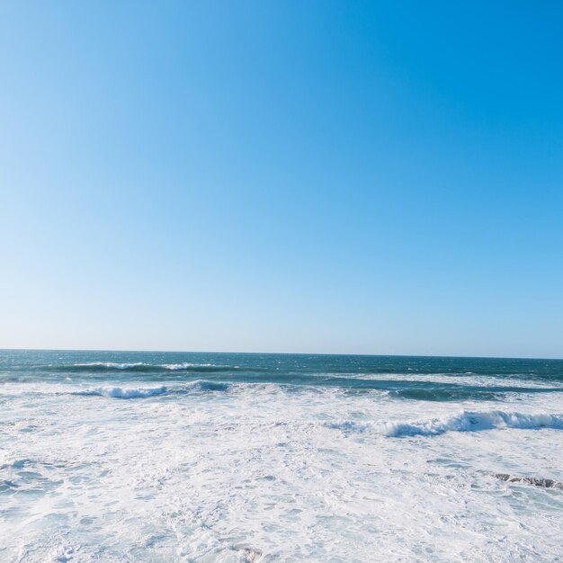 Mar Atlântico claro incrível com céu azul e ondas Viagem a Portugal Férias de verão no mar