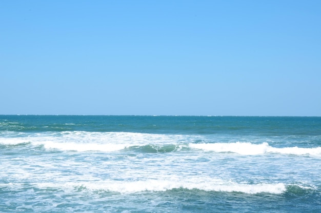 Mar azul à beira-mar