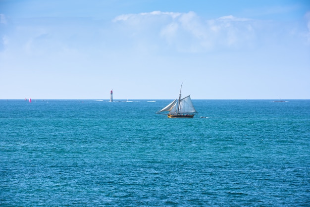 Mar azul brilhante e um iate