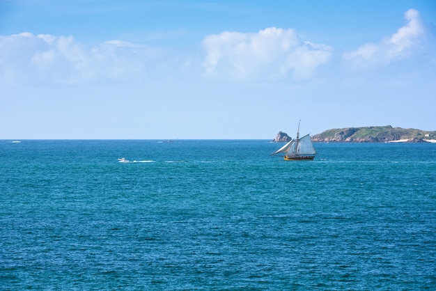 Mar azul brillante y un yate