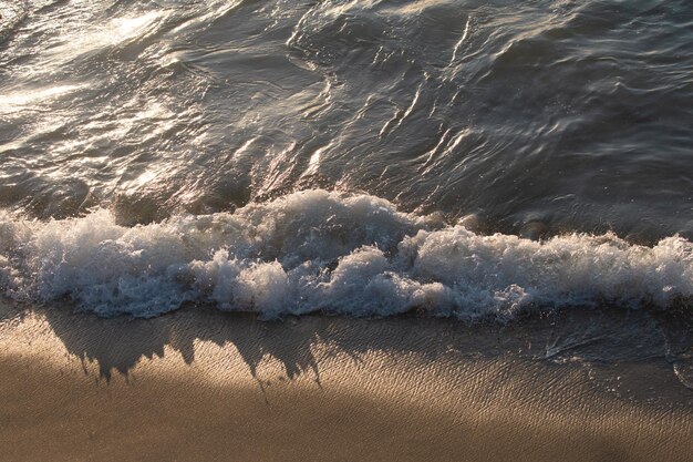 Mar azul en calma en la playa tropical Tranquilas olas del océano
