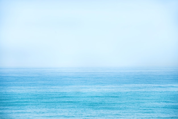 Foto mar azul calmo e céu claro como pano de fundo da natureza