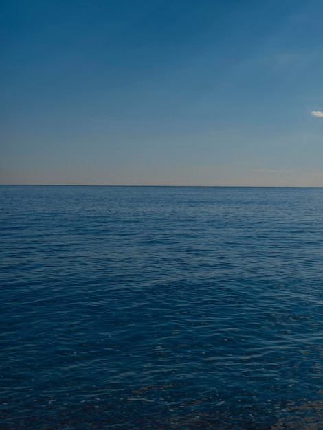 Mar azul y cielo azul