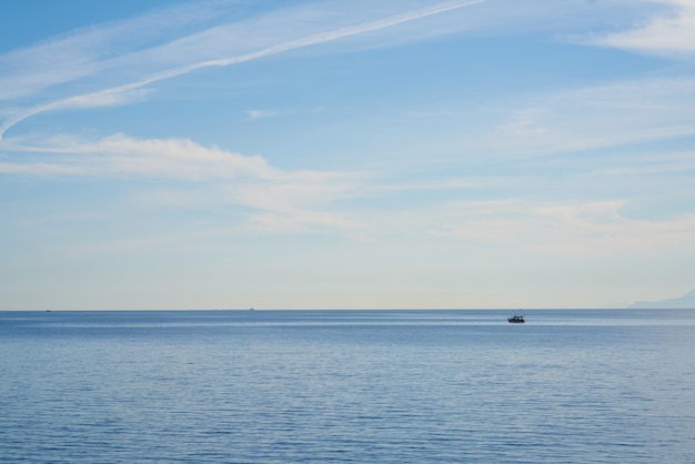 Mar azul y cielo azul