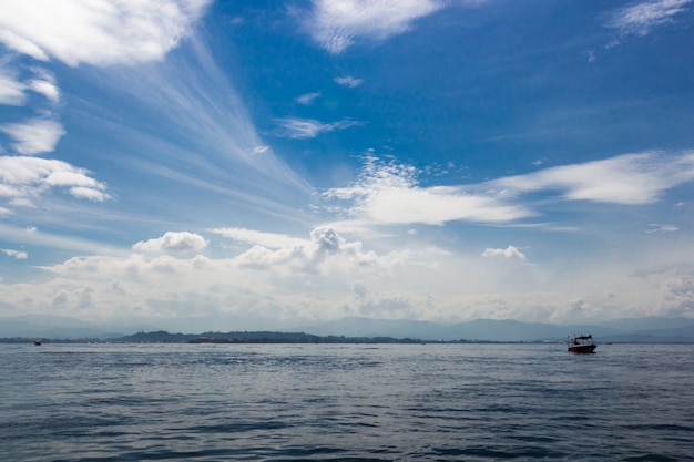 Mar azul y cielo azul