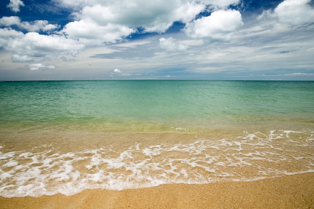 Mar azul y cielo azul