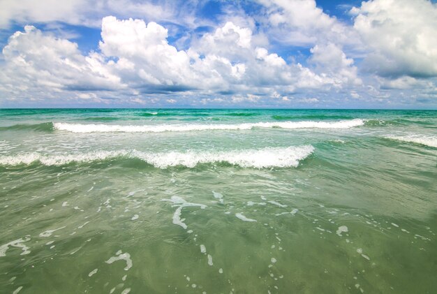 Mar y azul cielo con nubes en un día soleado