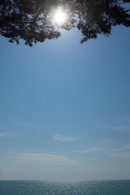 Mar azul y cielo nublado en un día soleado de verano