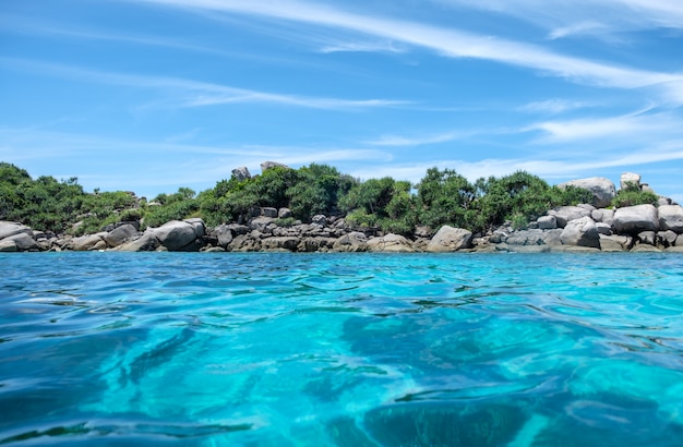 Mar azul claro hermoso de la onda