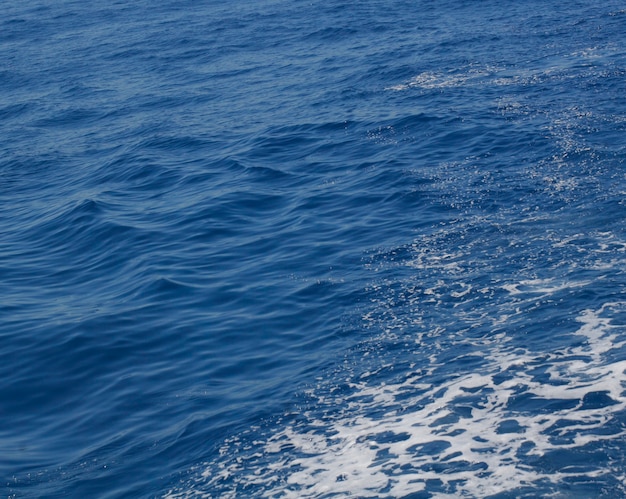 Mar azul com ondas e céu azul claro