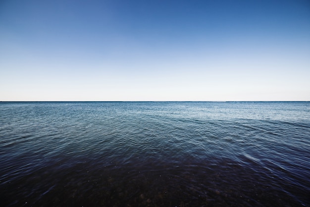 Mar azul com ondas e céu azul claro