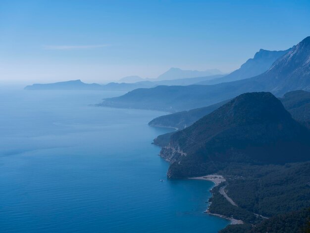 Foto mar azul y costas boscosas