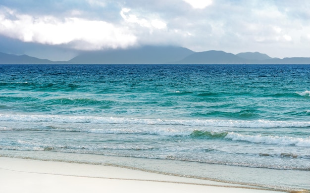 Mar azul da tempestade com nuvens e ondas altas