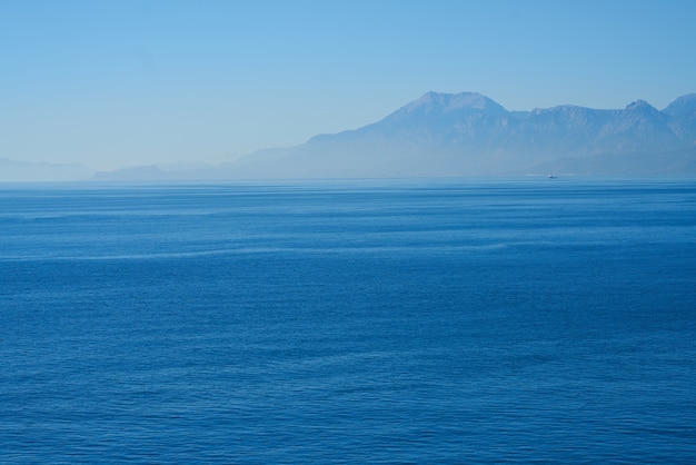 Mar azul e céu azul