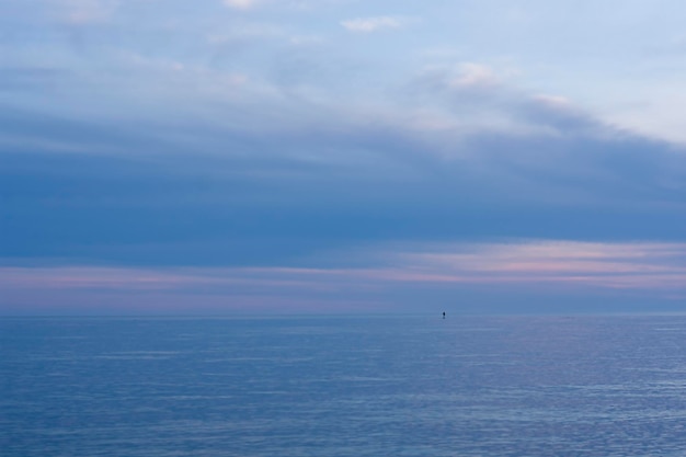 Mar azul e céu azul