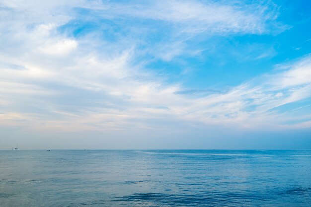 Mar azul e céu de manhã