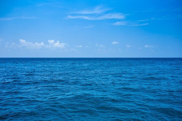 mar azul e céu mar azul