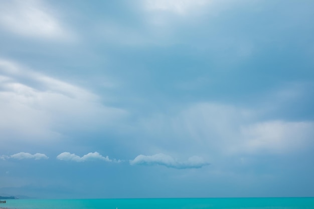 Mar azul e céu nublado em dia ensolarado de verão