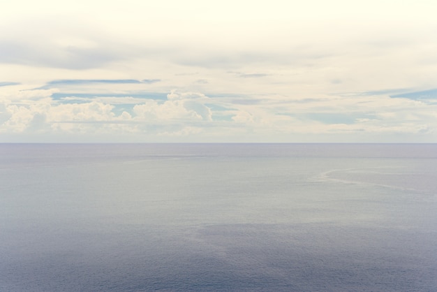 Mar azul e céu nublado