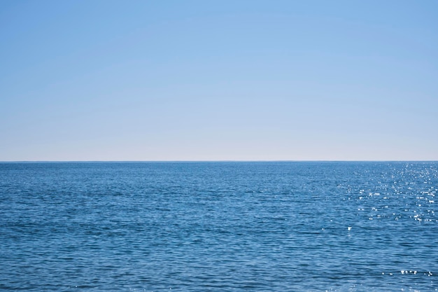 Mar azul e fundo do céu azul