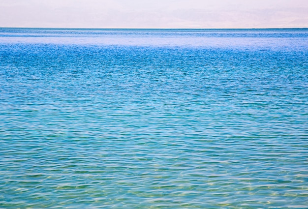 Mar azul e horizonte do céu