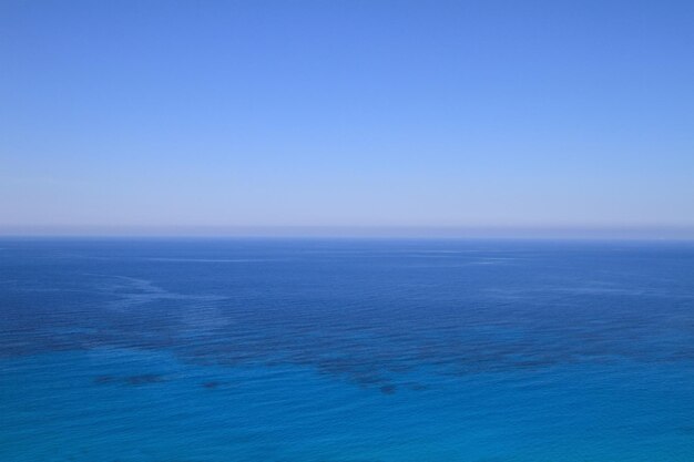 Mar azul e horizonte do céu