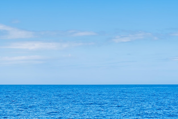 Foto mar azul e nuvens brancas no fundo do horizonte da nuvem da água do céu sentindo o oceano calmo e relaxante