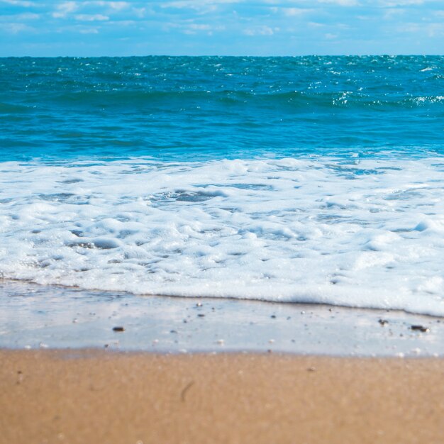Mar azul e praia com areia dourada. Fundo de férias de verão