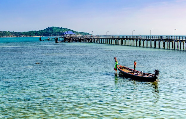 Mar azul e praia de areia branca no céu azul