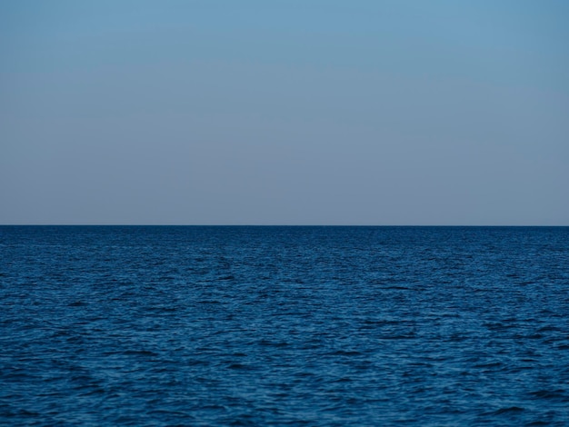 Mar azul y fondo de cielo azul