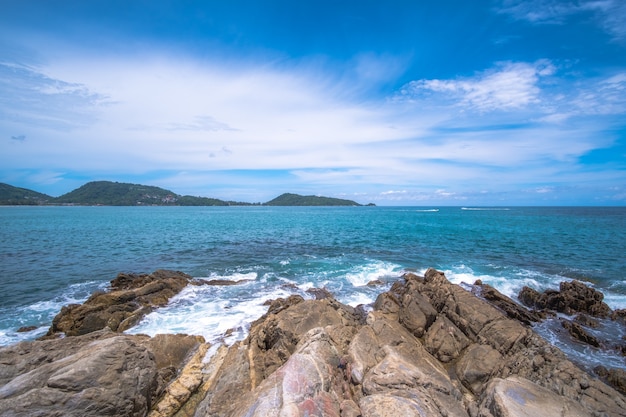 Mar azul y fondo de cielo azul