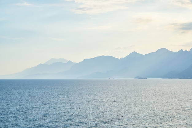 Mar azul y hermosas montañas