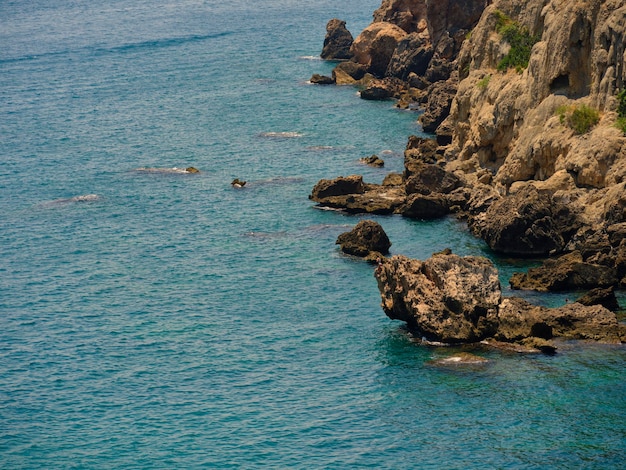 Mar azul y hermosos acantilados