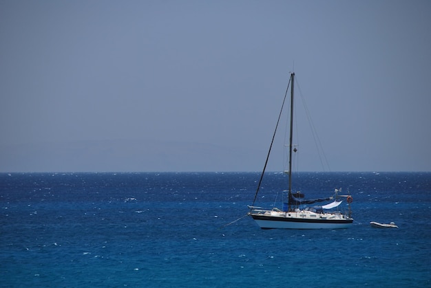 Mar azul con horizonte y barco a la derecha.